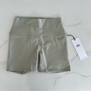 ALO NWT Airbrush High-Waist 5” Biker Shorts - Limestone - Size S